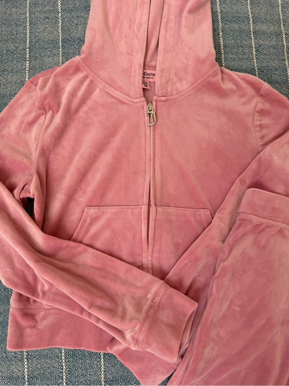 Juicy Couture Pink Velour Hoodie & Shorts Set - Picture 4 of 7